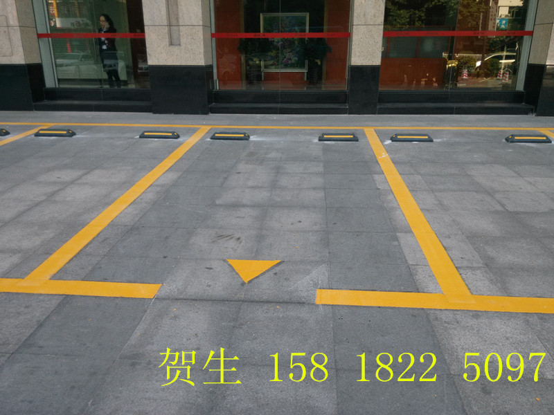 標(biāo)準(zhǔn)停車位劃線